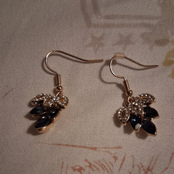 Vintage and beautiful classic grape vine earrings. - Picture 1 of 1